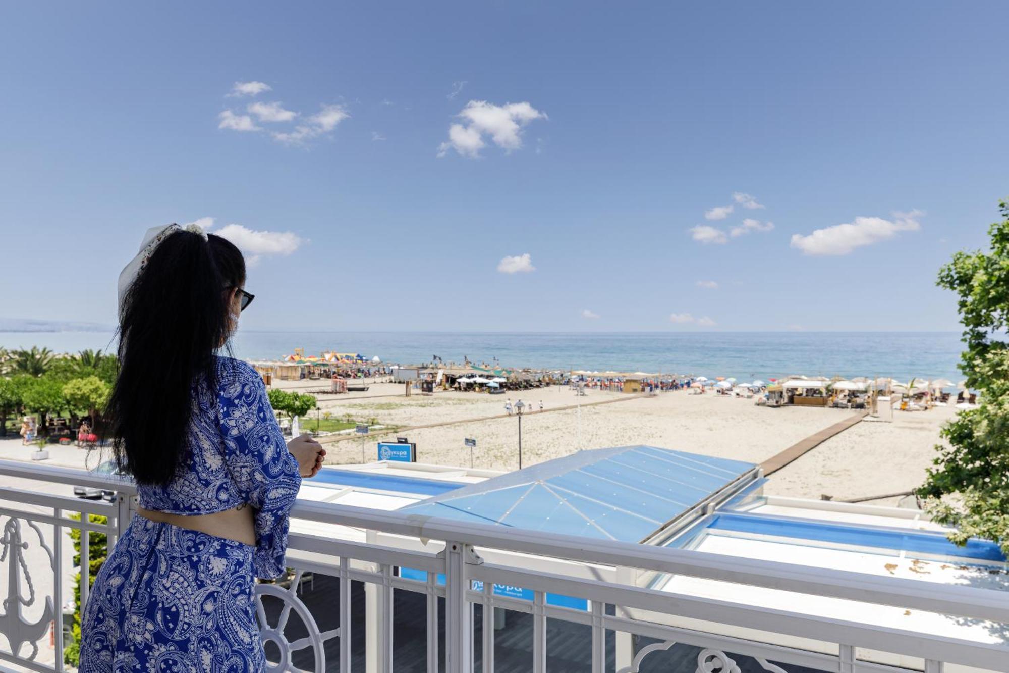 Agyra Seaview Hotel By Panel Hospitality ネイポリ エクステリア 写真